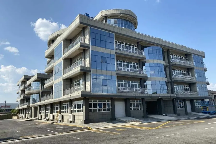 Bloque de oficinas de ocho plantas